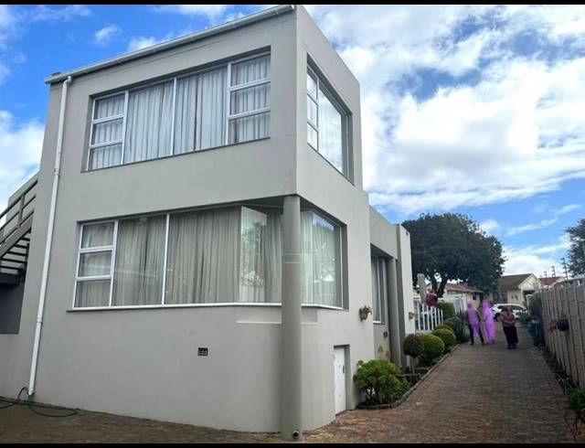 4 BEDROOM HOUSE FOR SALE IN HARTENBOS CENTRAL